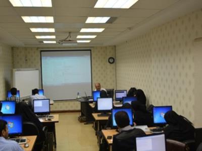 کارگاه آموزشی دوره‌ی برنامه‌نویسی با نرم‌افزار R (مقدماتی) برگزار شد.
